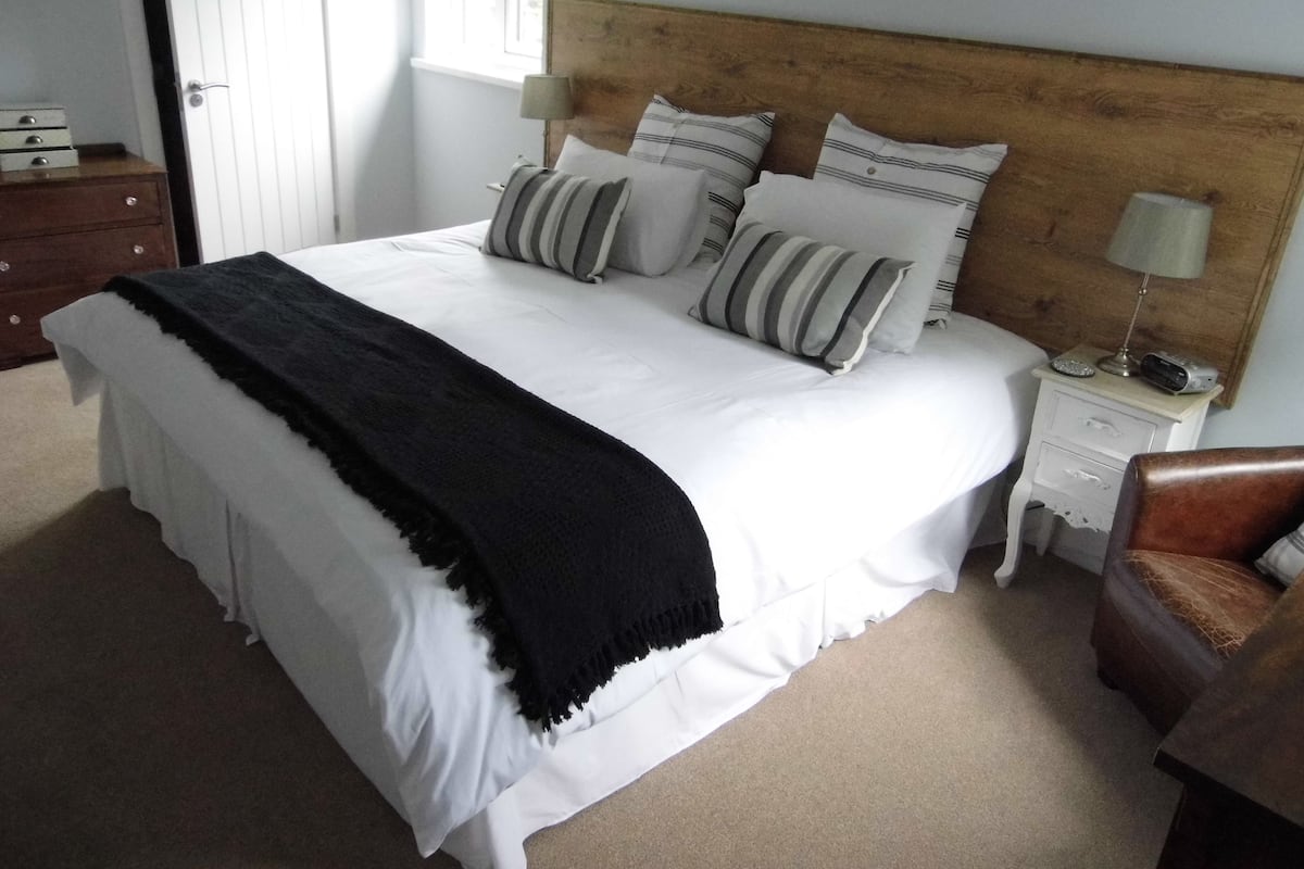 Tabla de planchar con plancha, wifi gratis y ropa de cama