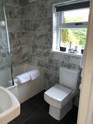 Habitación superior con 1 cama matrimonial o 2 individuales (Room 1) | Baño | Amenidades de baño gratuitas, secadora de cabello, toallas