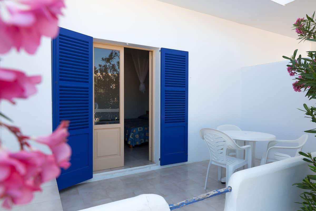 Habitación doble estándar, 2 camas individuales, para no fumadores, vista a la alberca | Cortinas blackout, wifi gratis y ropa de cama
