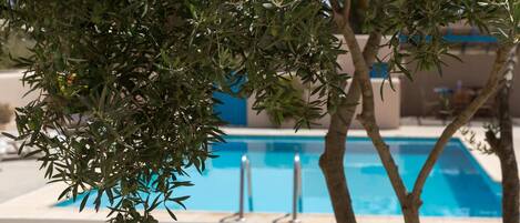 Utendørsbasseng, bassengparasoller og solsenger