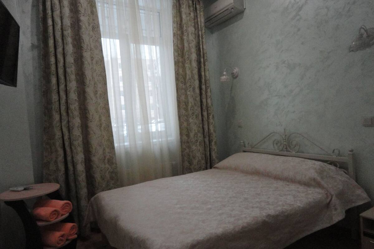 Premium bedding, iron/ironing board, free WiFi, bed sheets