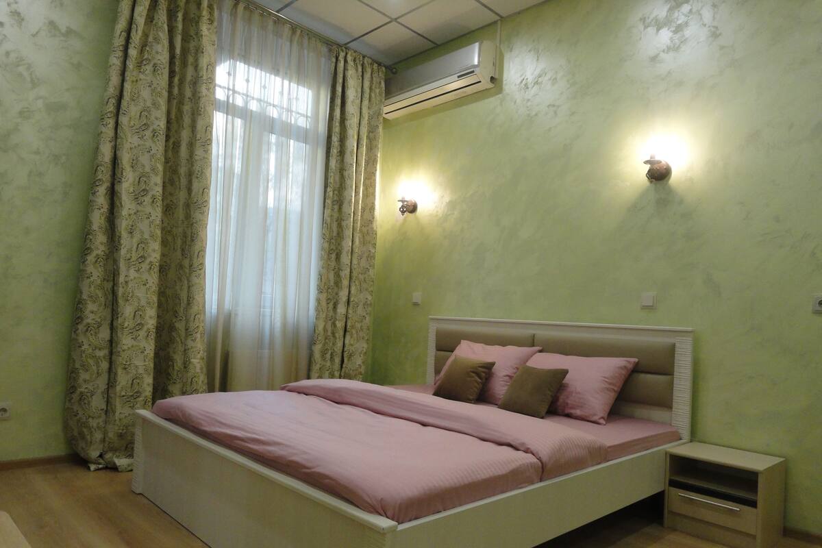 Premium bedding, iron/ironing board, free WiFi, bed sheets