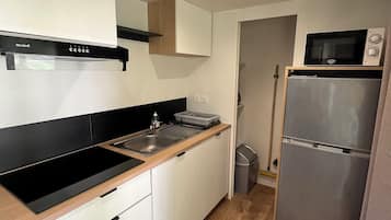 Mobil-home Premium | Private kitchen | Fridge, microwave, stovetop, coffee/tea maker