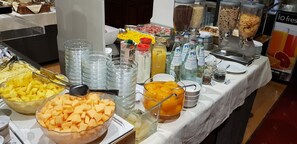 Ein reichhaltiges Buffet mit verschiedenen Speisen und Getränken.