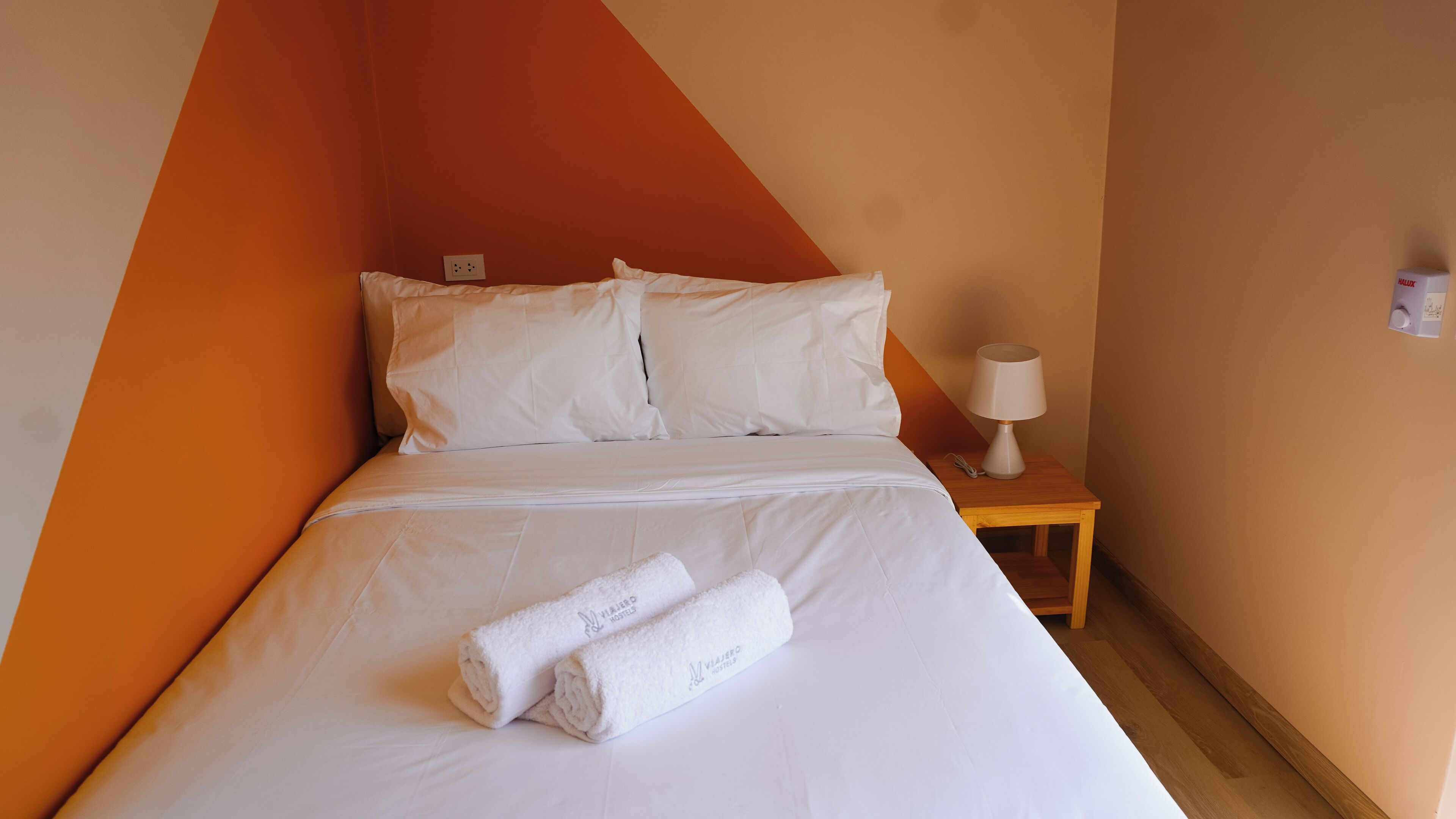 Habitación básica doble, 1 cama doble, baño compartido | Wifi gratis y ropa de cama