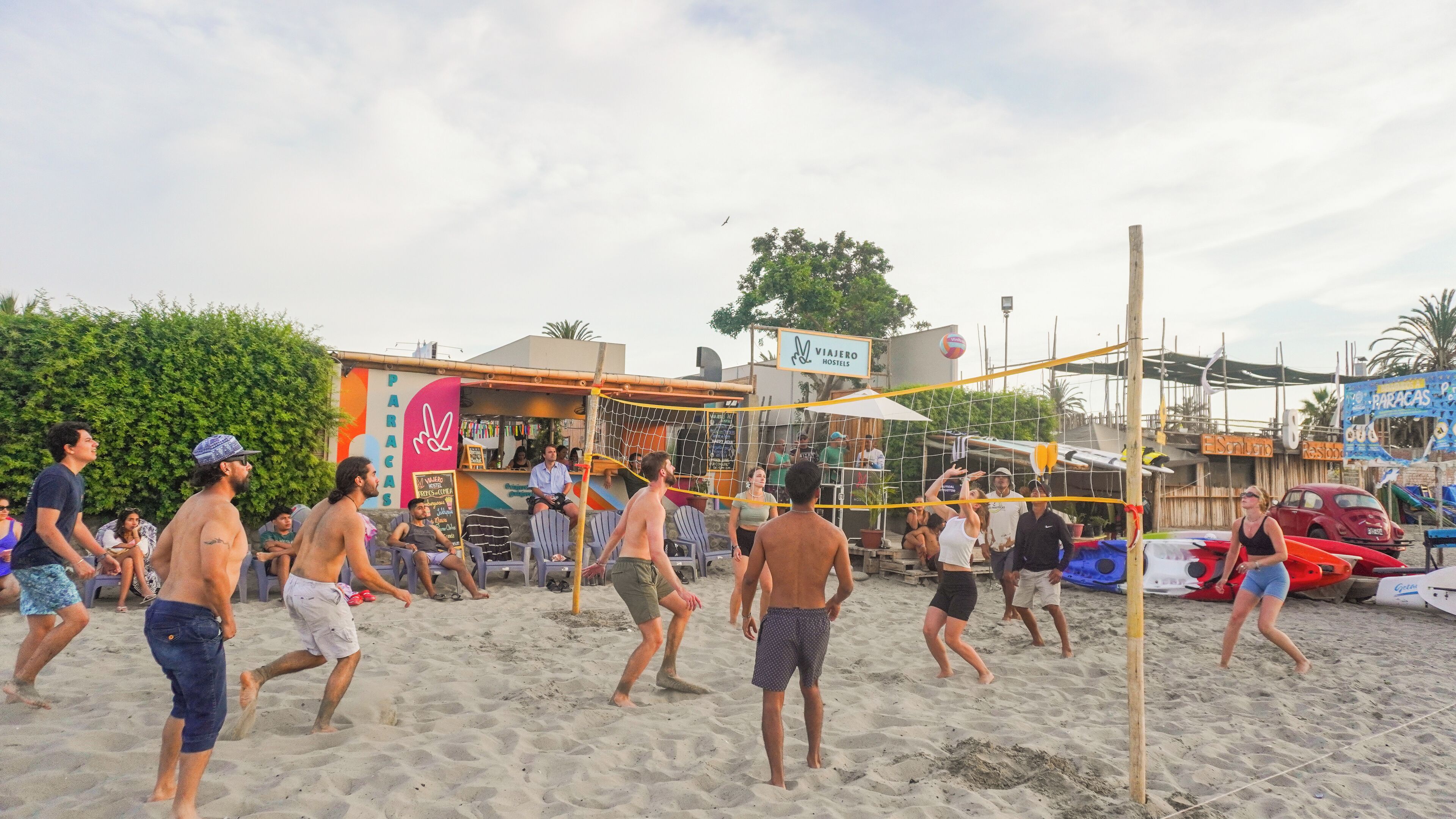Un match de volleyball de plage avec des joueurs et des spectateurs.