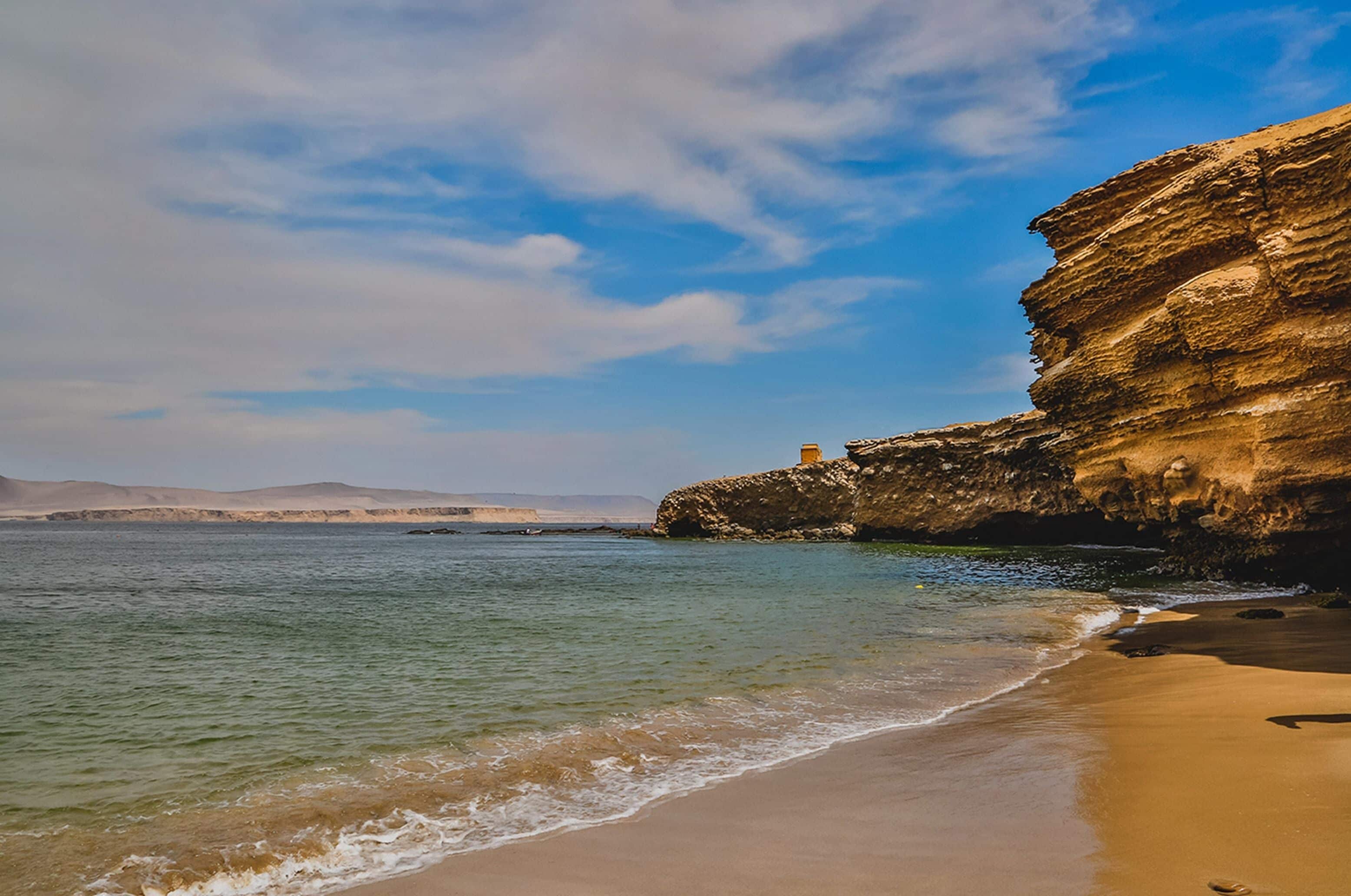 Ranta lähistöllä, aurinkovarjoja