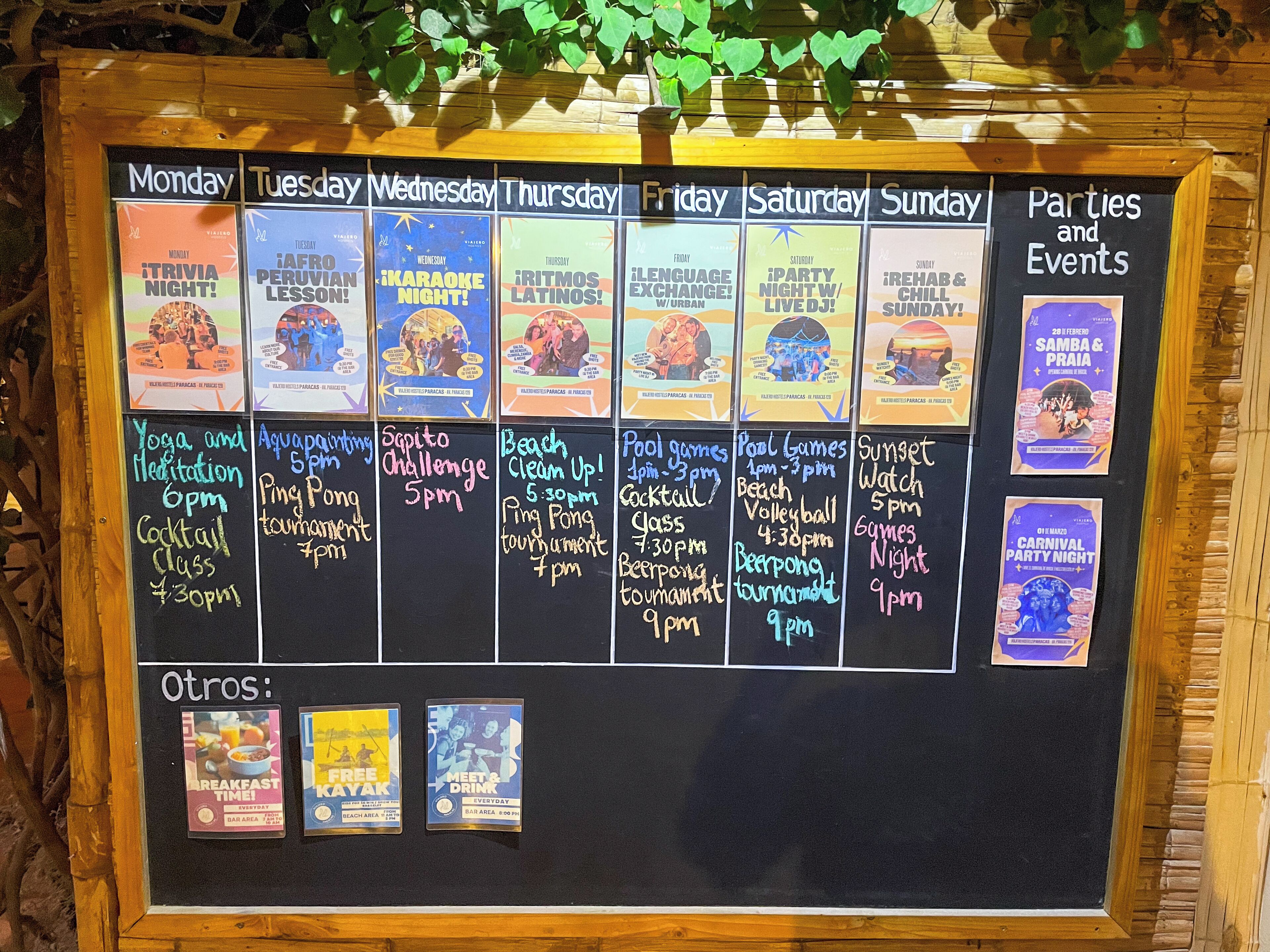 Un calendario semanal de eventos en una pizarra, con diversas actividades y horarios indicados para cada día.