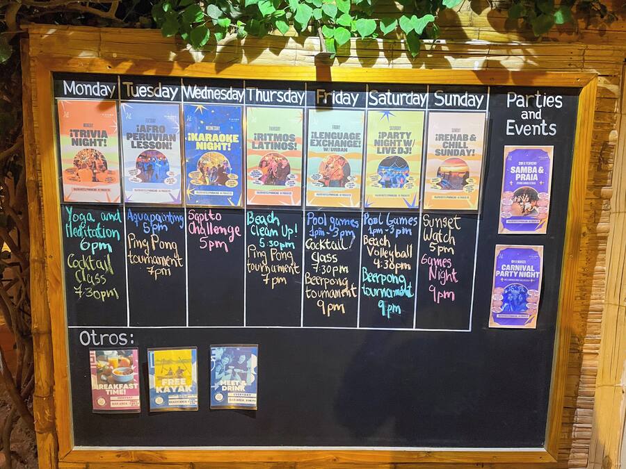 Un calendario semanal de eventos en una pizarra, con diversas actividades y horarios indicados para cada día.