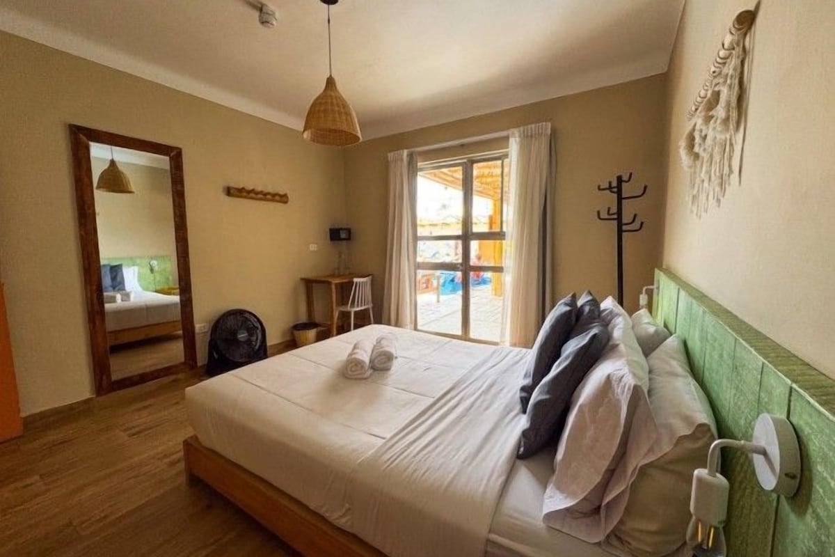 Chambre supérieure, 1 lit double | Accès au Wi-Fi (inclus), literie fournie