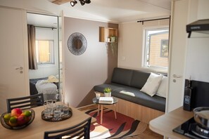 Premium stacaravan, 2 slaapkamers | Woonruimte | Een tafeltennistafel