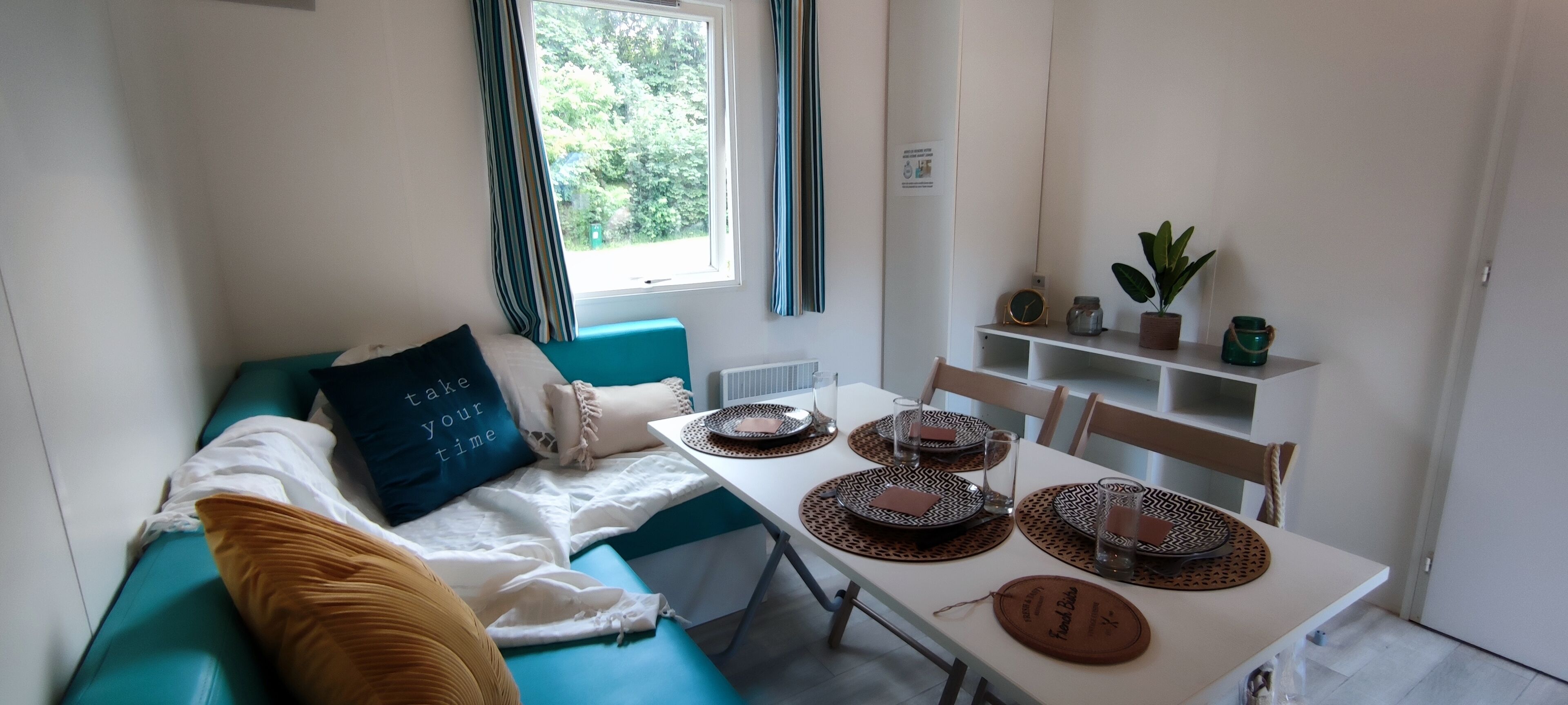 Comfort stacaravan | Woonruimte | Een tafeltennistafel