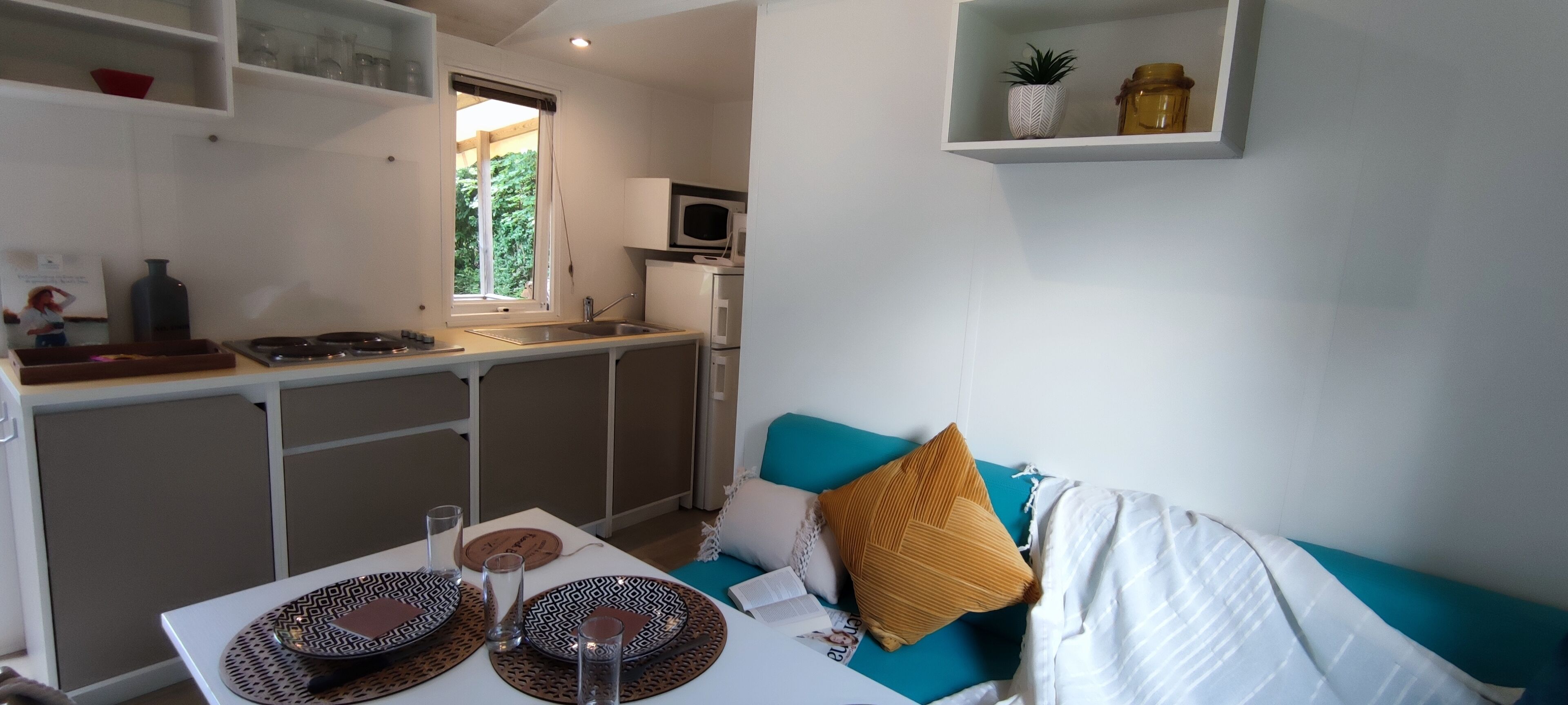 Mobil home Confort 4/6 personnes | Cuisine privée | Réfrigérateur, micro-ondes, plaque de cuisson, cafetière/bouilloire