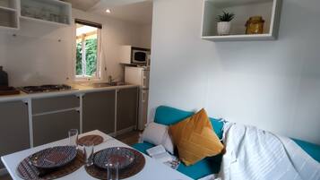 Mobil home Confort 4/6 personnes | Cuisine privée | Réfrigérateur, micro-ondes, plaque de cuisson, cafetière/bouilloire