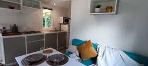 Mobil-home Access | Eigene Küche | Kühlschrank, Mikrowelle, Herdplatte, Wasserkocher mit Kaffee-/Teezubehör