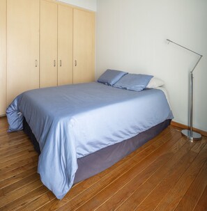 Departamento urbano, 2 camas Queen size, para no fumadores | 2 habitaciones, tabla de planchar con plancha y wifi gratis