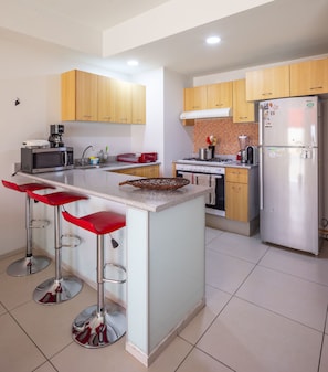 Full-size fridge, microwave, oven, stovetop - Beautiful Apartment in Roma Norte. (Mexico City)