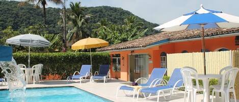 Piscine extérieure, parasols, chaises longues