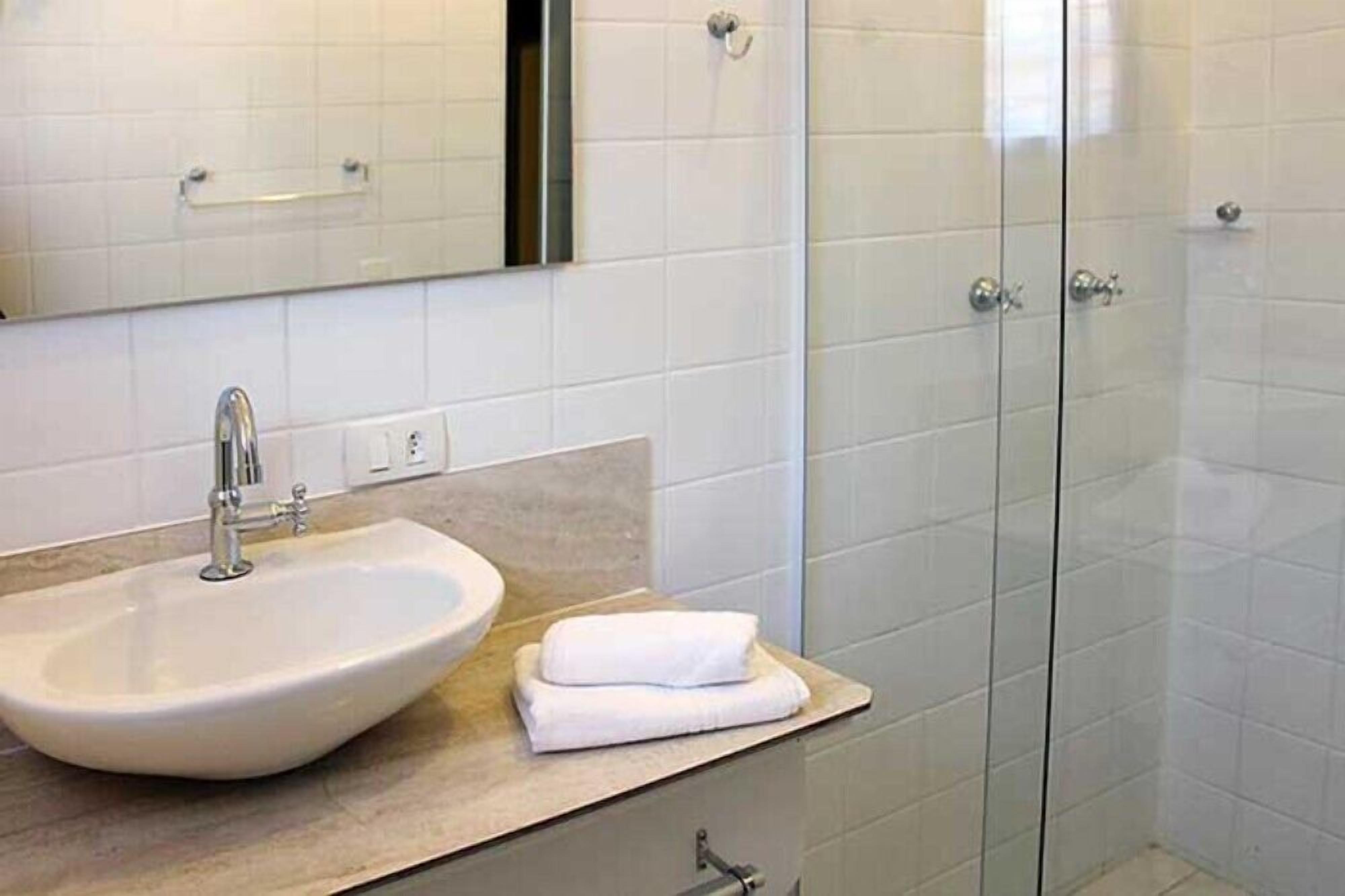 Quarto casal, para não fumantes | Banheiro | Chuveiro, produtos de toalete grátis, secador de cabelo 