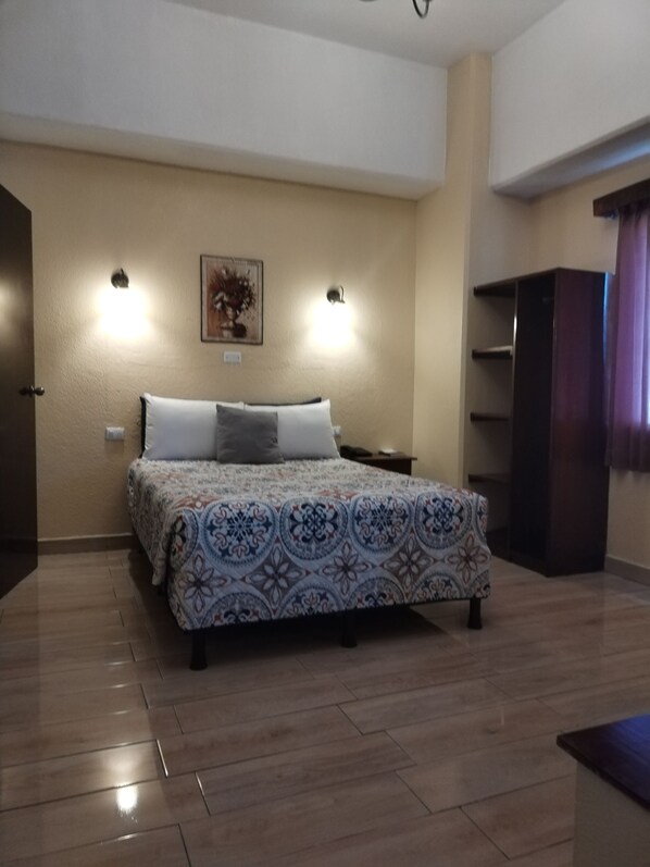 Escritorio, espacio para trabajar con laptop y wifi gratis 