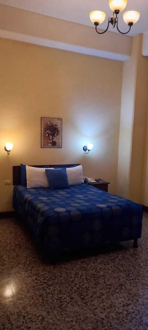 Quarto casal básico, 1 cama de casal, para não fumantes | Escrivaninha, espaço de trabalho para notebook, Wi-Fi de cortesia