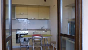 Frigorifero con congelatore, forno, piano cottura, lavastoviglie