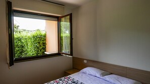 1 غرفة نوم وأغطية فراش متميزة وألحفة محشوة بالريش وستائر تعتيم