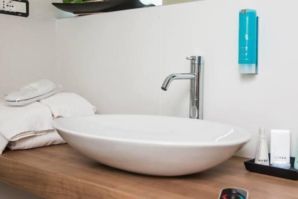 Bathroom sink