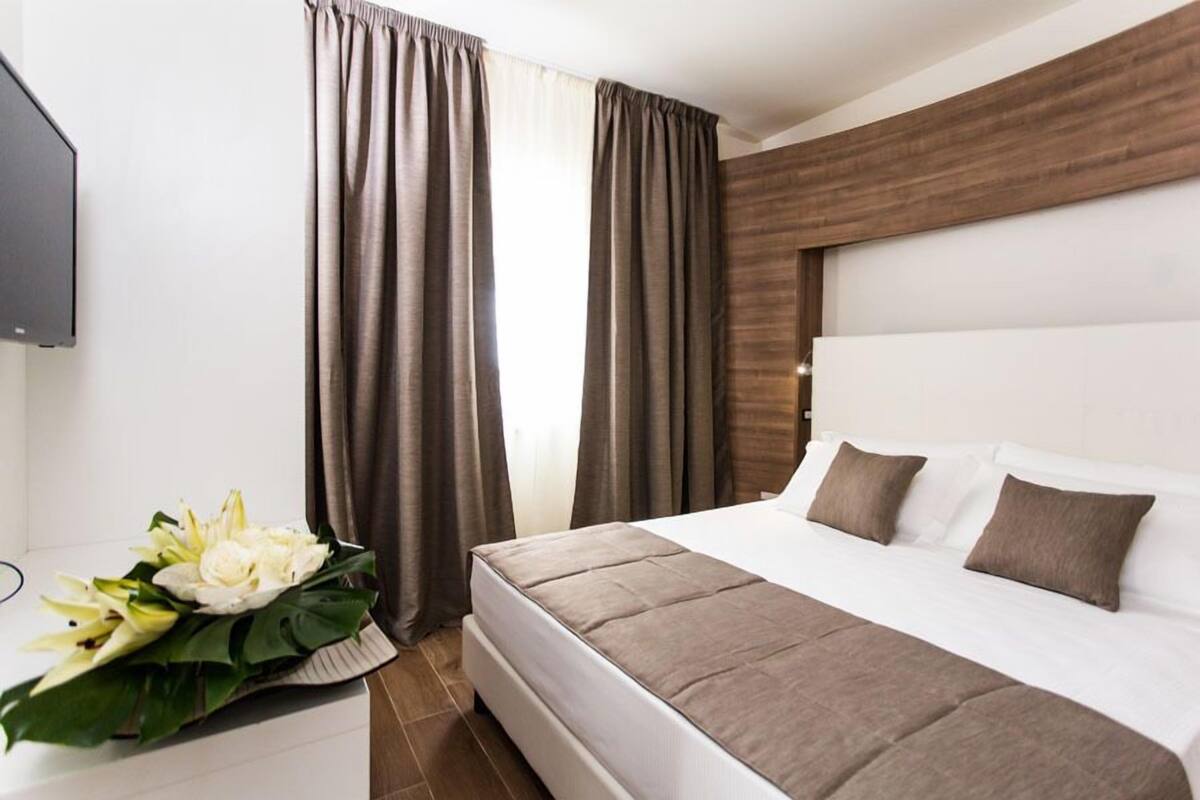 Soundproofing, free WiFi, bed sheets