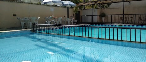 Una piscina al aire libre