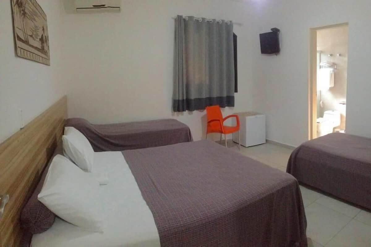 Quadruple Room | Minibar, WiFi (free), bed sheets