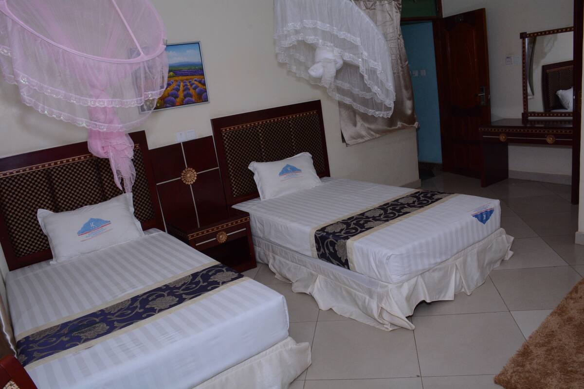 Twin Room | In-room safe, soundproofing, WiFi (free), bed sheets