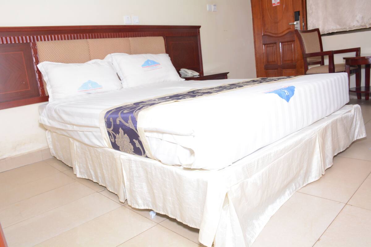 Single Room | In-room safe, soundproofing, WiFi (free), bed sheets