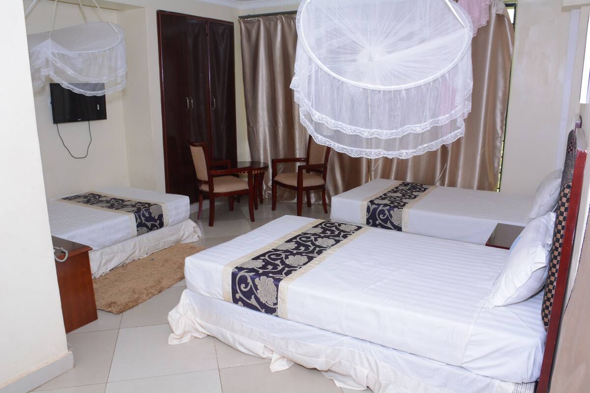 Triple Room | In-room safe, soundproofing, WiFi (free), bed sheets