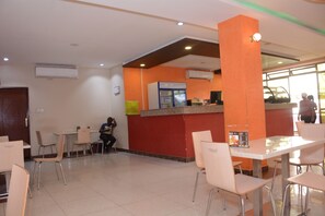 供應早餐、午餐和晚餐，當地和國際料理