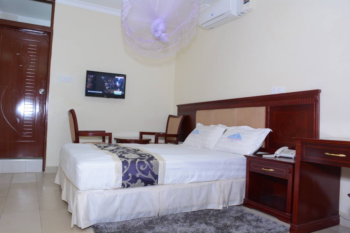 Double Room | In-room safe, soundproofing, WiFi (free), bed sheets