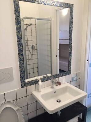 Comfort-Doppel- oder -Zweibettzimmer | Waschbecken im Bad