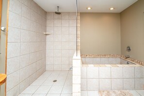 Ensemble douche/baignoire, sèche-cheveux, serviettes fournies, savon
