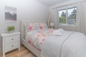 2 soverom, skrivebord, strykejern/-brett og wi-fi (inkludert)