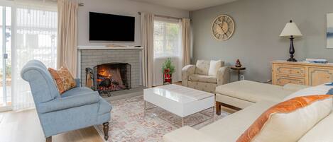 Smart TV, lareira, livros