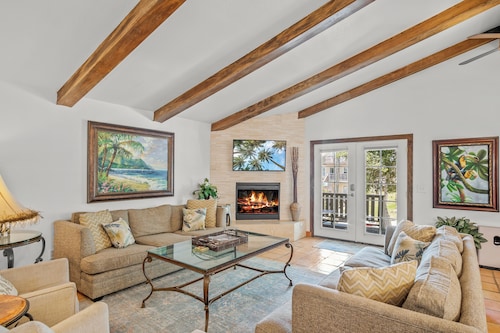 Sep-May Rent 3 Nights 4th Free! Downtown, 2 Homes, Game Room Tiki Bar & Fire Pit