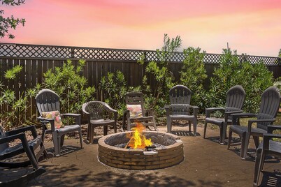 Sep-May Rent 3 Nights 4th Free! Downtown, 2 Homes, Game Room Tiki Bar & Fire Pit