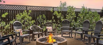 Sep-May Rent 3 Nights 4th Free! Downtown, 2 Homes, Game Room Tiki Bar & Fire Pit