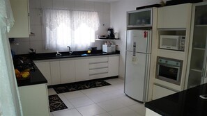 Micro-ondas, cooktop, talheres/pratos/utensílios de cozinha