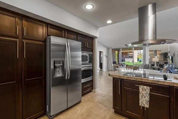 Fridge, microwave, oven, stovetop - Desirable Ironwood Country Club (Palm Desert)