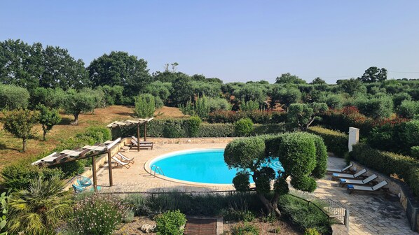 Piscine extérieure, chaises longues