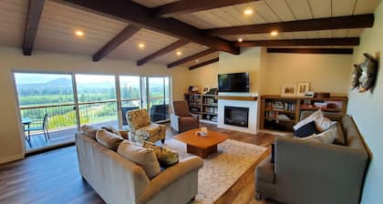 Healdsburg Wine Country Getaway with Panoramic Valley Views -5 min from downtown