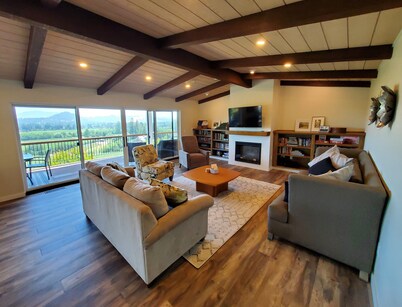 Healdsburg Wine Country Getaway with Panoramic Valley Views -5 min from downtown