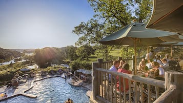 8 restaurants; breakfast, lunch, and dinner served