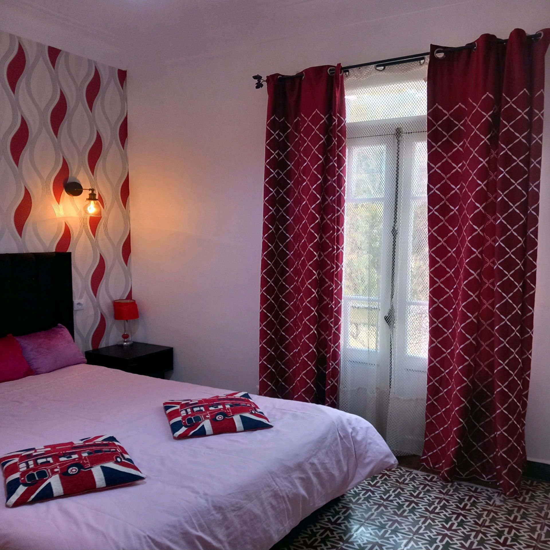 3 habitaciones, escritorio, tabla de planchar con plancha y wifi 